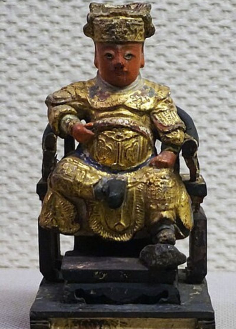 Statue of sitting King Guangze.